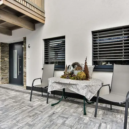 شقة Inviting In With Garden